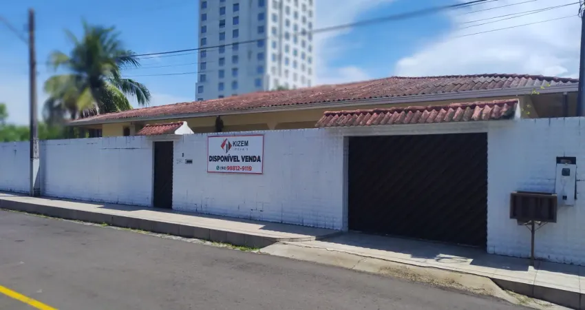 Casa em condomínio fechado com 4 quartos à venda na Avenida Doutor Theomário Pinto da Costa, 2389, Chapada, Manaus