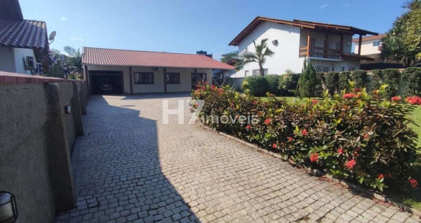 Casa em amplo terreno, com 1 suíte + 2 quartos, Iririú - Joinville