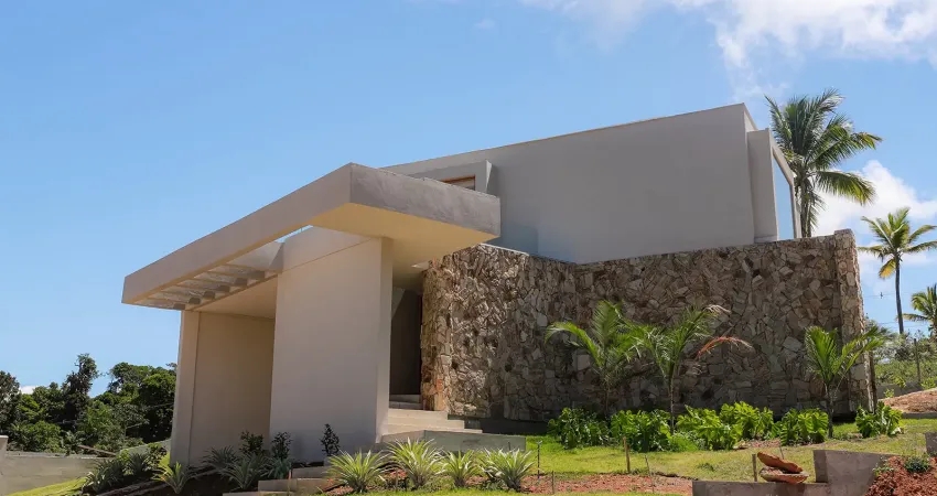 Casa nova de alto padrão, com acesso a duas praias particulares.