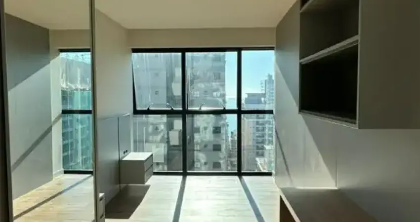 3 suítes frente avenida na meia praia em condomínio home club