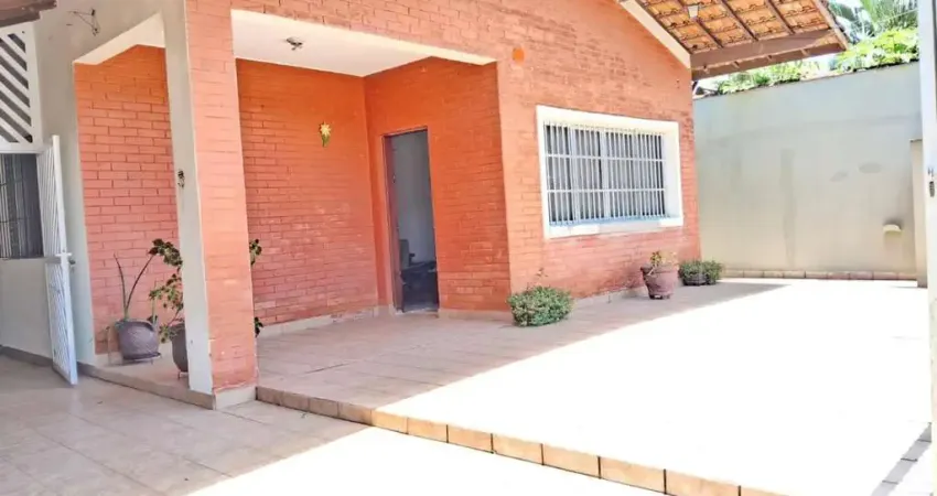 Casa para Venda em Itanhaém, Loty, 3 dormitórios, 1 suíte, 2 banheiros, 4 vagas