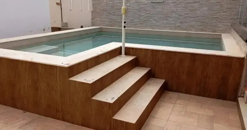 Imóvel muito espaçoso com três quartos a venda em capim macio