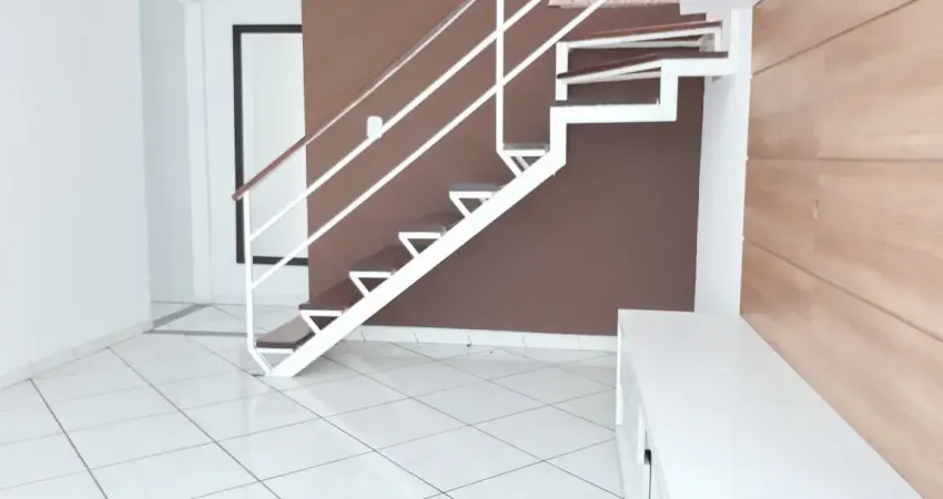 Casa triplex reformada em condomínio, com área de lazer no engenho novo