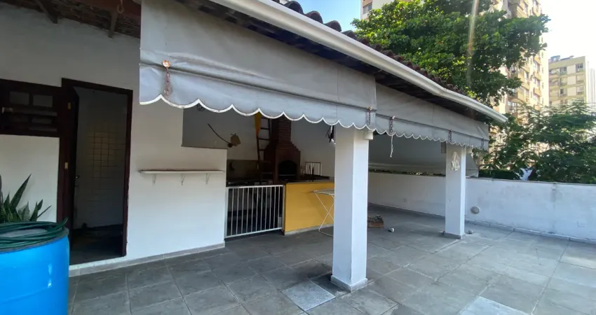 Casa triplex ampla com terraço gourmet, 3 quartos e 2 vagas na melhor região próximo ao largo do verdun