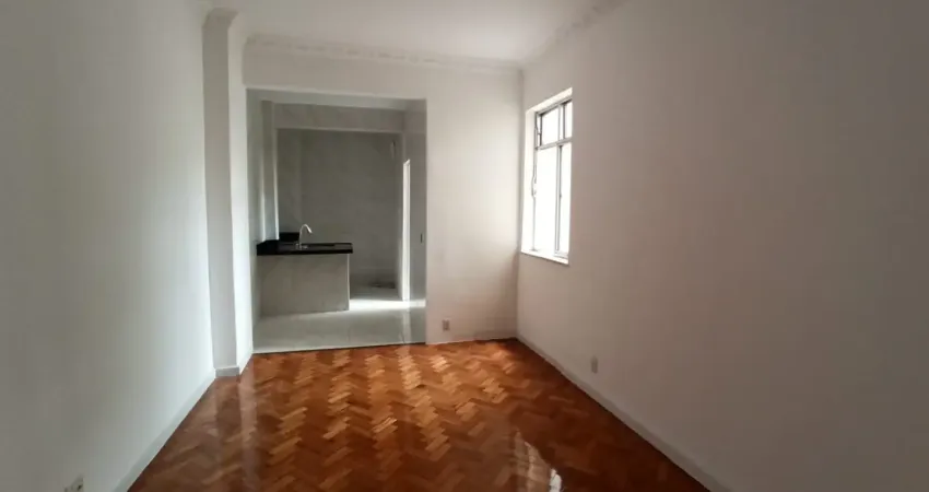 Impecável no rio comprido! apto reformado, arejado, piso taco restaurado, 2 quartos amplos + dependência – isento de iptu