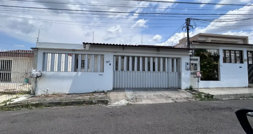 Casa à venda na Avenida Professor Nilton Lins, Flores, Manaus