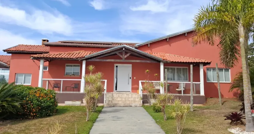 Casa térrea com duas piscinas e quatro dormitórios. excelente localização