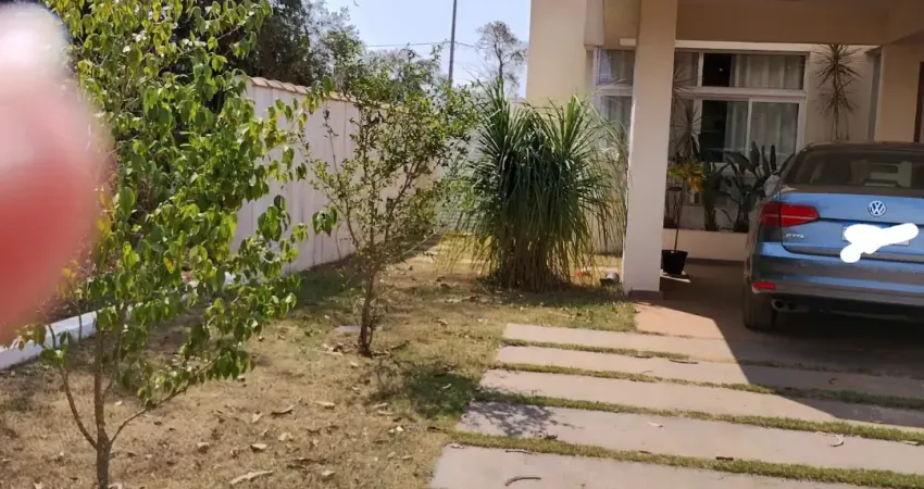 Linda casa térrea, totalmente acessível. lindo pomar com várias frutas produzindo.