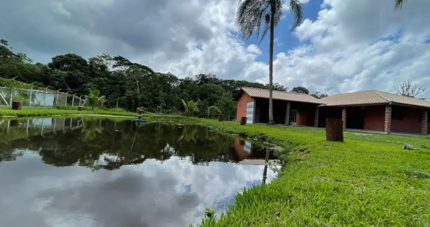 Chácara no balneário gaivotas em itanhaém, litoral sul de são paulo, lado serra à 2000 metros da rodovia , em rua de terra .imóvel com 5000m² de área total, sendo 250m² de área construída. possui area