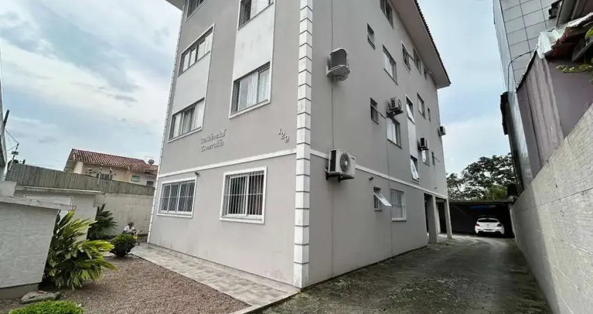 Apartamento 02 dormitórios térreo com 01 vaga á venda no bairro ipiranga - são josé - sc.