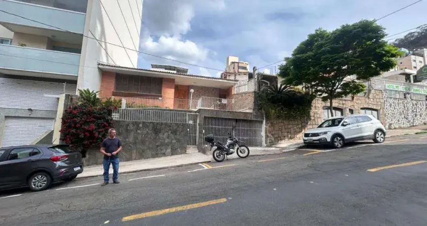Casa com 4 quartos para alugar na Rua Barão de Cataguases, 495, Santa Helena, Juiz de Fora