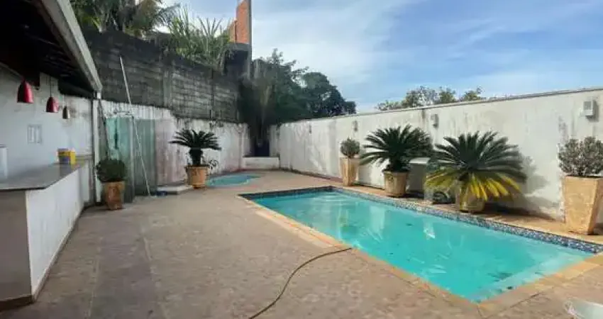 Casa com piscina e 02 dormitórios - Jardim Araruama - Cotia/SP