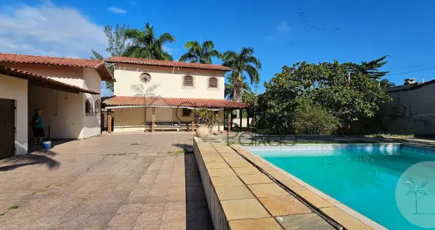 Casarão com 3 quartos, piscina e terreno enorme à venda em araçatiba.