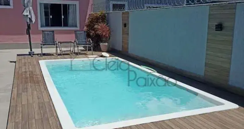 Belíssima casa com dois quartos, piscina e área gourmet à venda em itaipuaçú.