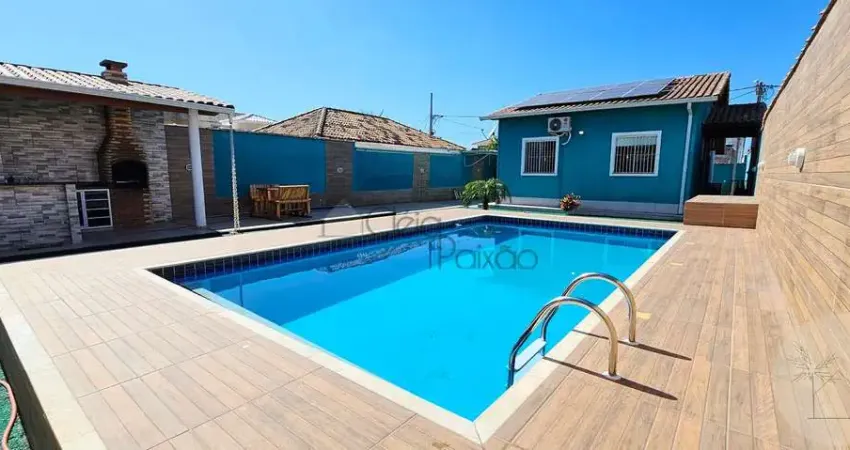 Excelente casa com 4 quartos, piscina, área gourmet à venda em itaipuaçú rj.