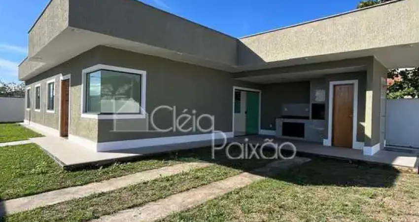 Casa com quintal enorme à venda em itaipuaçú, maricá, com 3 quartos e suíte!