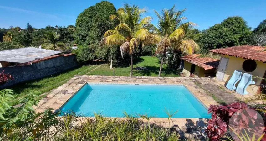 Vende-se ótima chácara com piscina e quatro quartos em excelente localização!