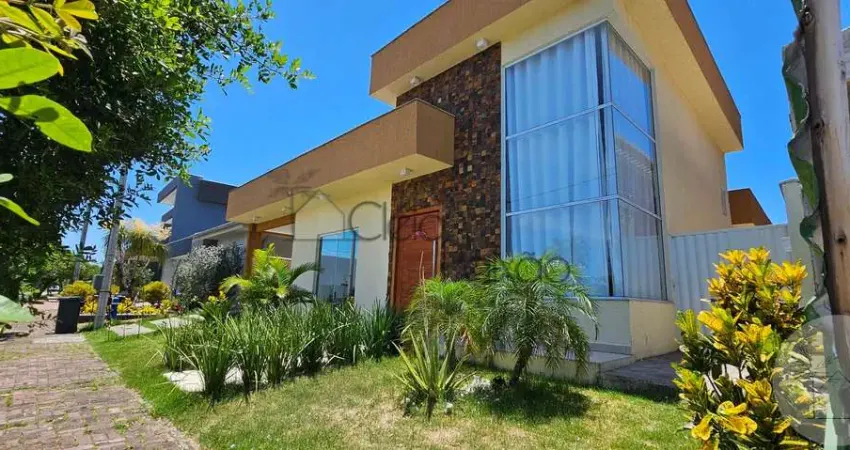 Casa incrível com 3 quartos, piscina, área gourmet à venda em condomínio fechado