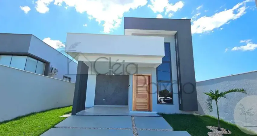 Belíssima casa com 3 quartos,  piscina e área gourmet à venda em condomínio.