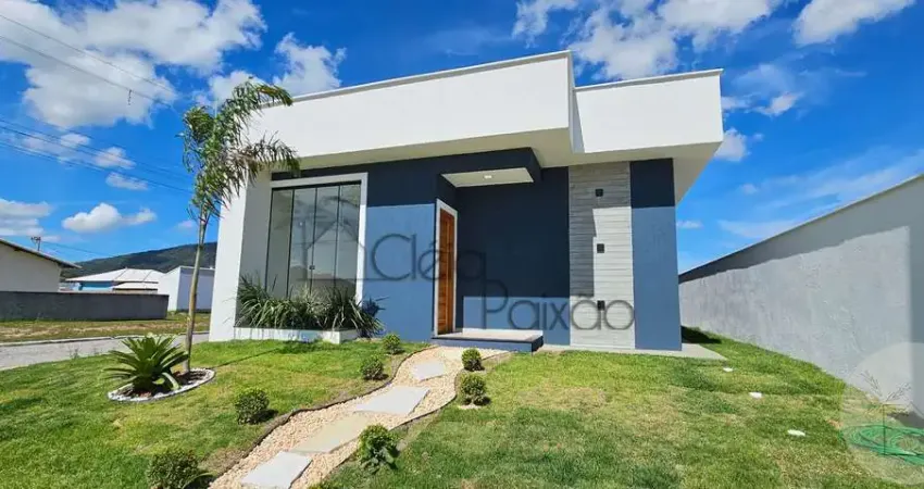 Ótima casa com 3 quartos,  piscina e área gourmet à venda em condomínio fechado.