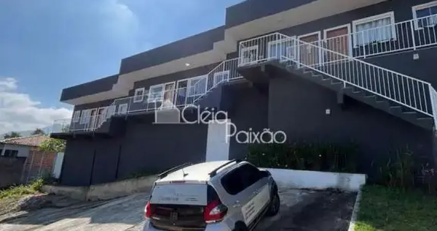 Casas cos dois quartos à venda no bairro colinas/flamengo- maricá rj.