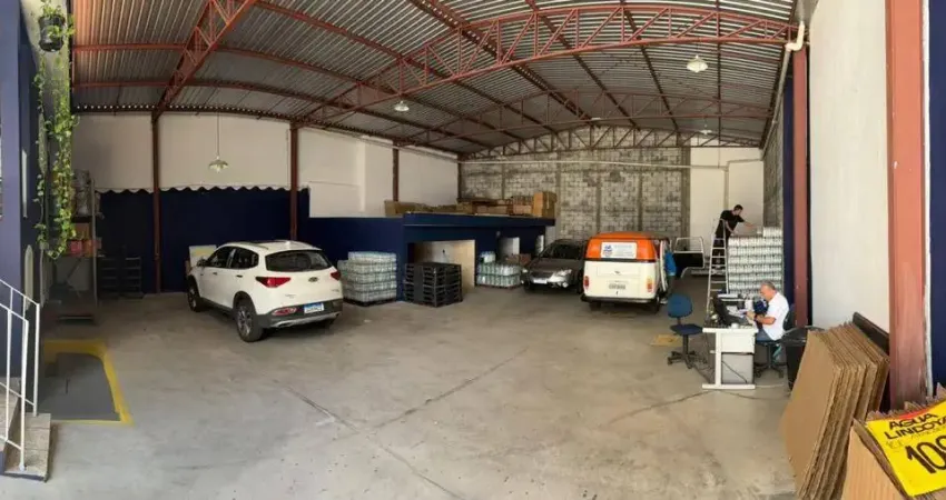 Galpao de 240 m2 com casa a frente , terreno total de area 492 m2