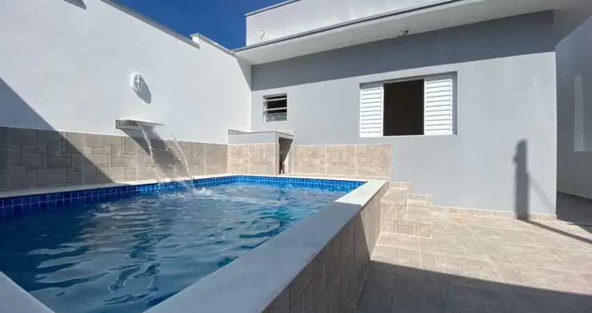 Casa nova isolada, com piscina e churrasqueira em itanhaem/lado morro a 200 metros da rodovia.