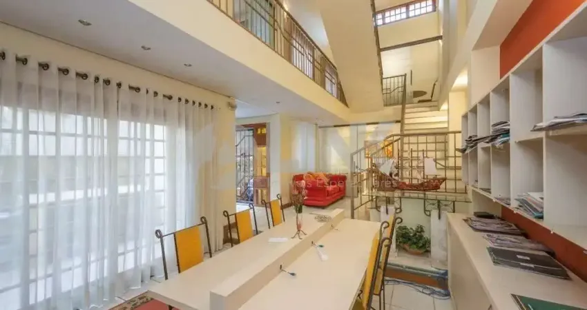 Casa semimobiliada com 5 quartos sendo 1 suíte e 3 vagas de garagem à venda no bairro Higienópolis em Porto Alegre