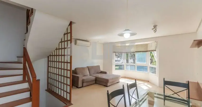 Casa de 3 quartos com 3 vagas de garagem à venda no bairro Chácara das Pedras em Porto Alegre