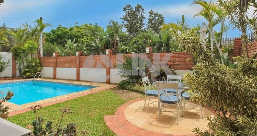 Casa de 3 quartos com 4 vagas à venda no bairro Três Figueiras em Porto Alegre