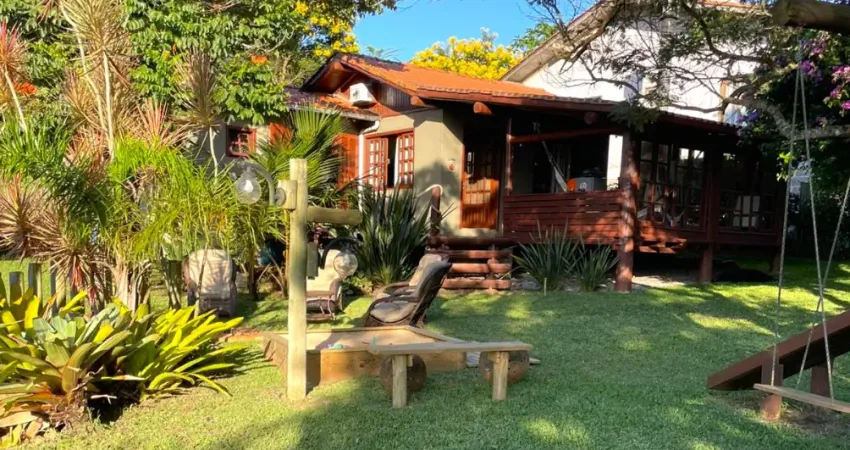 Oportunidade de morar e investir numa das praias mais lindas do brasil. casa 2 quartos 79m² na praia do rosa com 2 terrenos planos, 840m², a 700m do centrinho. imperdível!