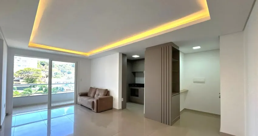 Lindo apartamento semimobiliado, 81,8m² privativos, desocupado, fundos, 2 quartos, sendo 1 suite, 2 banheiros, amplas salas de estar e jantar integradas, sacada ampla com churrasqueira, vista maravilh