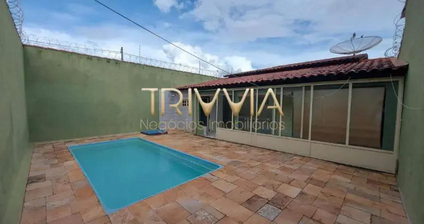 Casa ampla com piscina e ótima localização – pronta para morar!