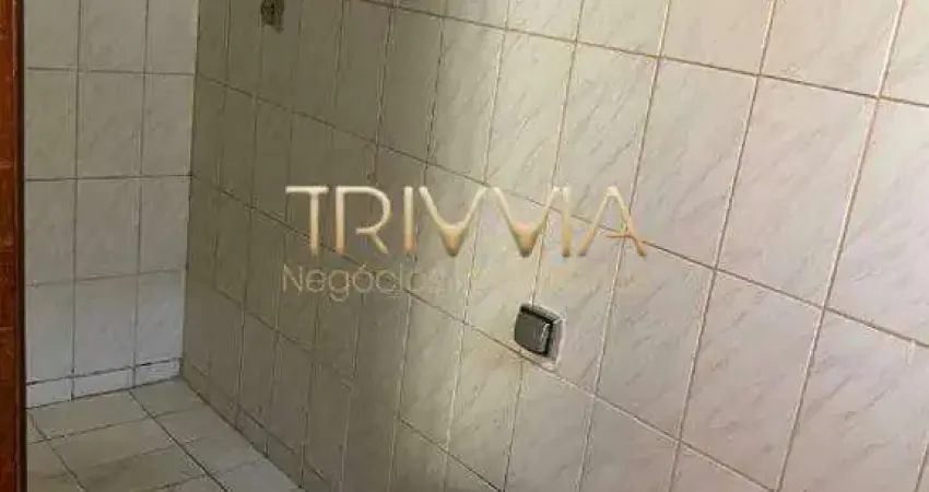 Casa à venda com suíte e cômodo comercial – estrutura para sobrado