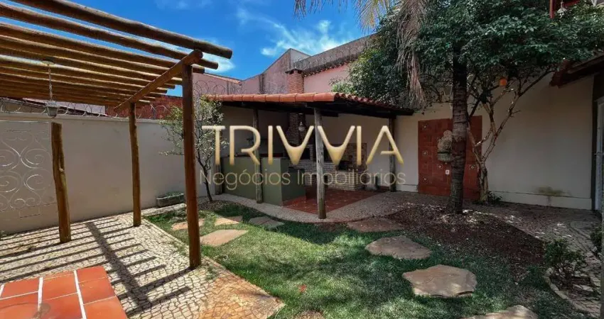 Casa aconchegante com quintal amplo e excelente espaço de lazer