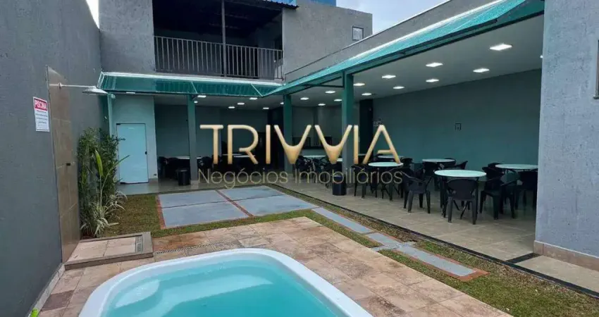 Salão de festas completo com piscina, espaço gourmet e duas suítes – porteira fechada