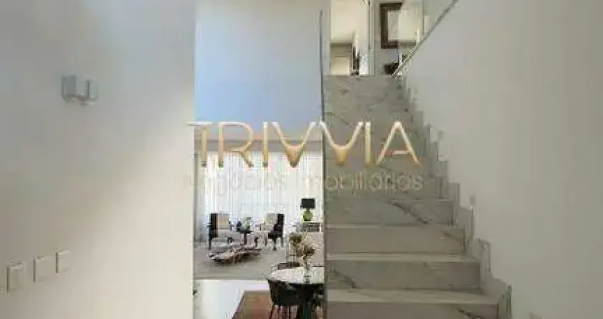 Casa de alto padrão com design exclusivo, área de lazer completa e piscina com raia