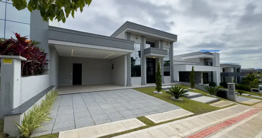 Casa Térrea Alto Padrão no Condomínio London Park com Piscina e Suíte Master