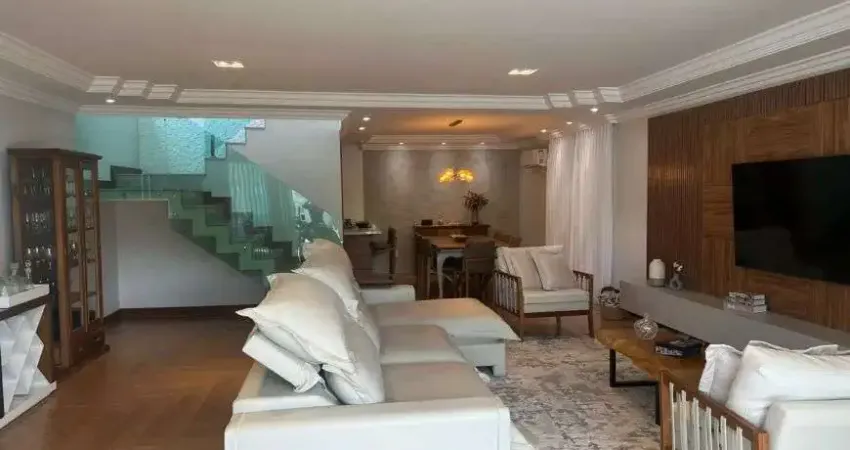 Casa com piscina, três pavimentos, área gourmet com churrasqueira, forno de pizza e ilha com fogão