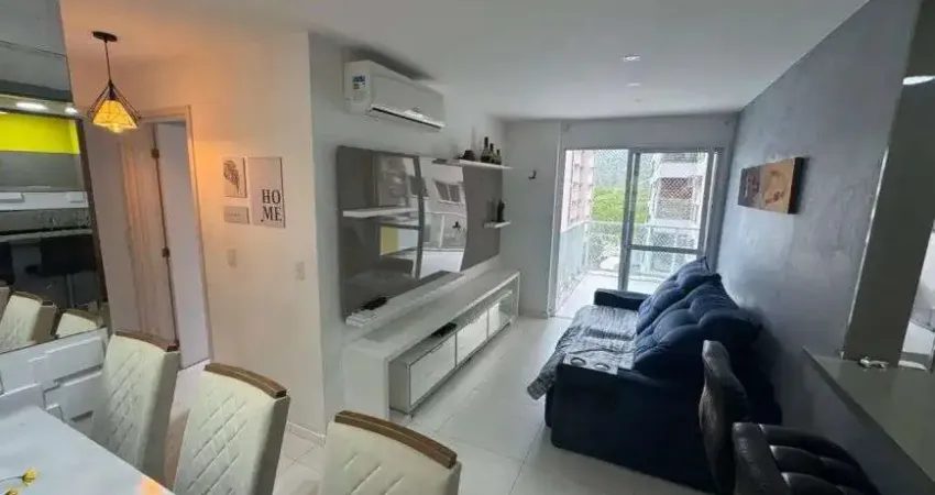 Apartamento com fino acabamento, porteira fechada, split em todos os cômodos composto de: 2 quartos