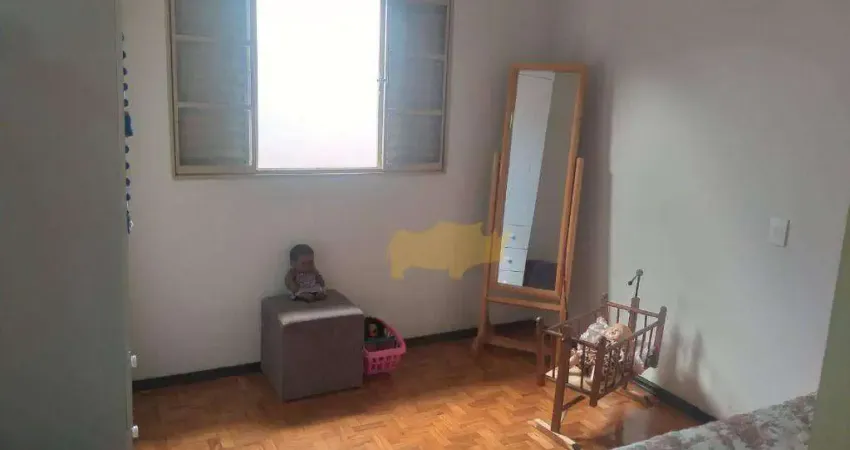 Oportunidade, casa em excelente localização, com quintal  e arvores frutiferas