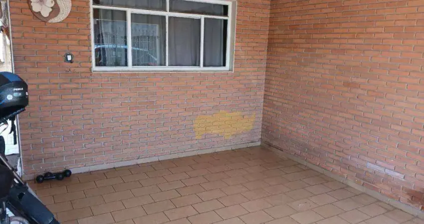 Casa mãe prtea, 2 quartos (1 suite), 2 garagens em ótima localização.