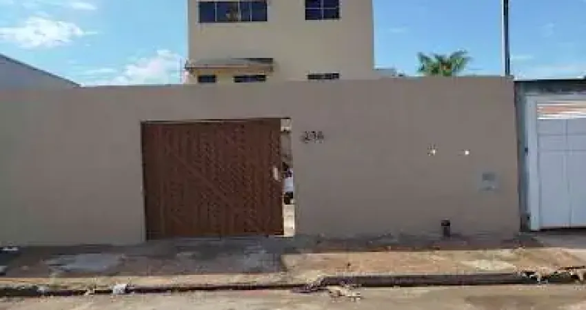 Imóvel ideal para pessoas que procuram fazer uma renda com locação, são 3 casas com passagem individual garagem para todas as casas e em uma excelente