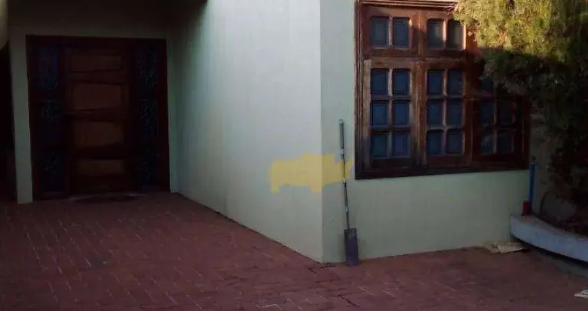 Casa térrea construção principal: garagem para 3 carros coberta e 3 descoberta, entrada social, hall social, sala jantar, sala lareira, sala tv/escrit