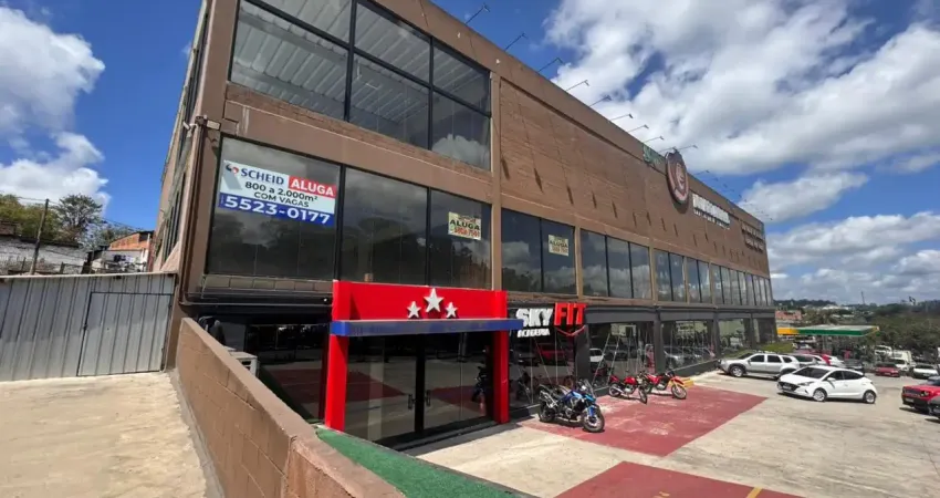 Prédio comercial de 640m² – destaque em esquina com frente de vidro