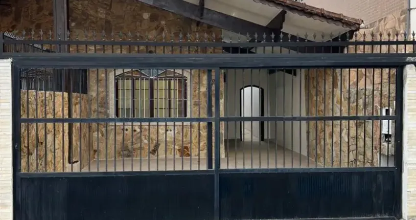 Excelente Casa Térrea Reformada c/Piscina e Churrasqueira - Perto Da Praia - Excelente Localização - Vila Tupi!!