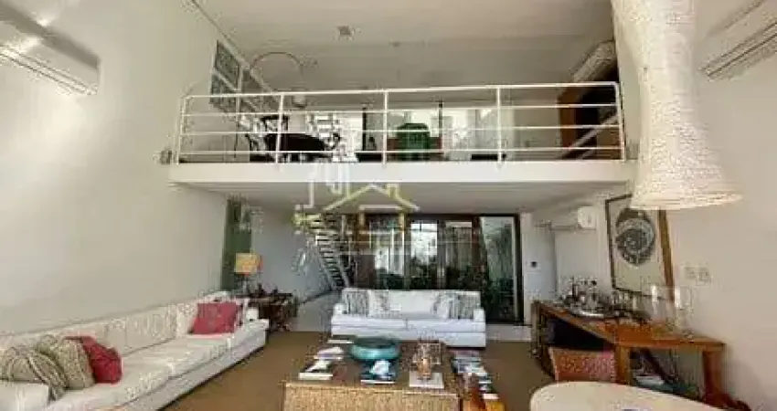 A casa tem 458m² construídos, de frente para praia (pé na areia), com elevador interno, 5 suítes e