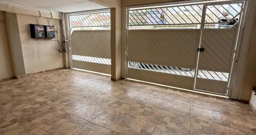 Casa térrea com 2 espaços para cozinha / garagem para 3 veículos