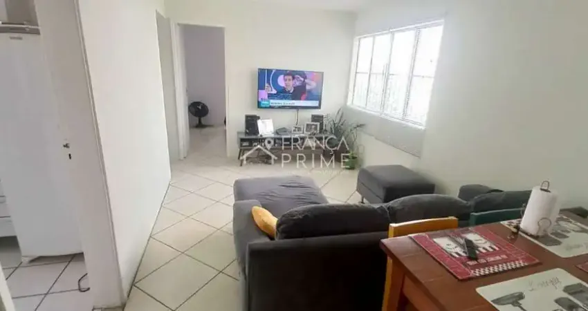 Apartamento de 50m², 2 dormitórios, 2 vagas de garagem, em condomínio fechado.