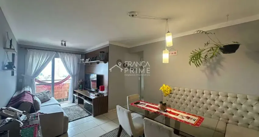 Apartamento de 74m², 3 dormitórios, 1 suíte, varanda, vaga de garagem coberta.